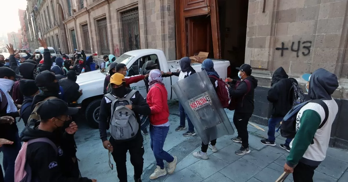 Ayotzinapa protesters break down the door of the presidential palace in Mexico
