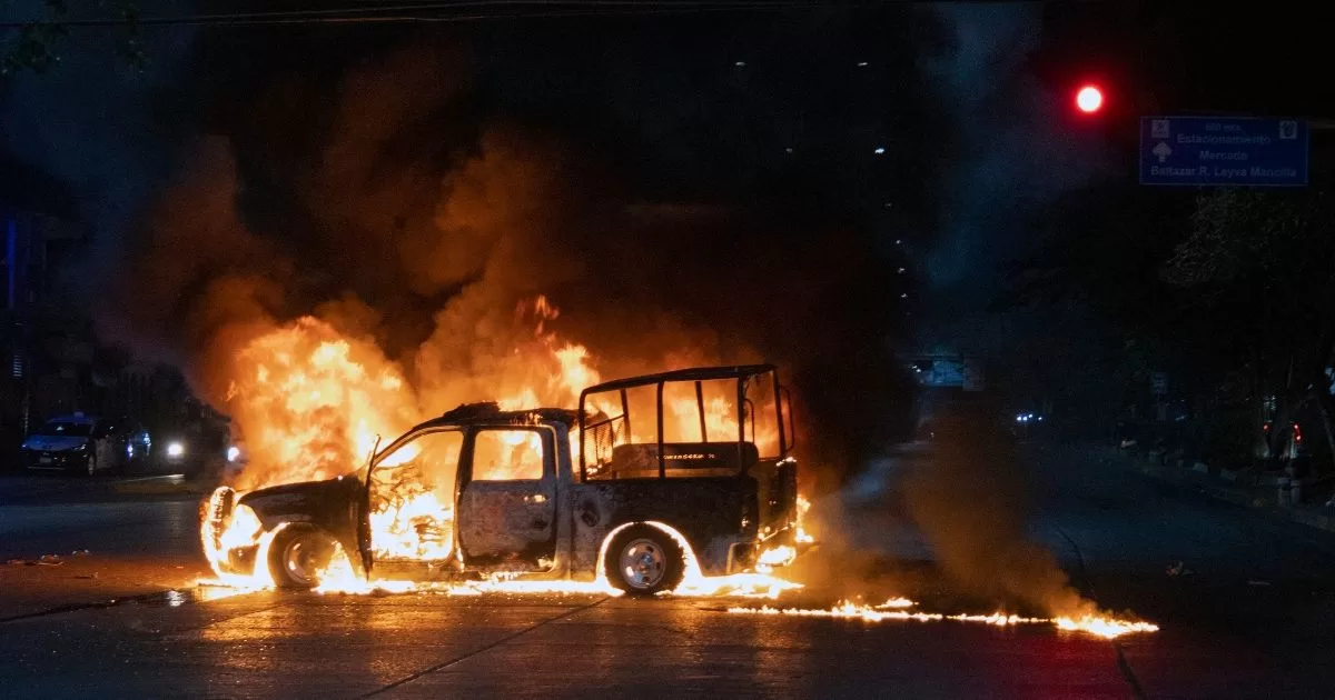 Ayotzinapa students burn two National Guard vehicles and detain agents
