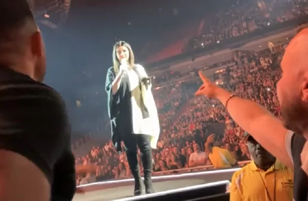 “Cuba, Cuba, Cuba,” was Laura Pausini's greeting to fans during a concert in Miami
