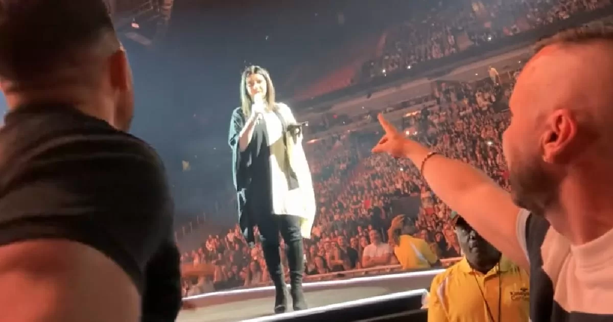 “Cuba, Cuba, Cuba,” was Laura Pausini's greeting to fans during a concert in Miami
