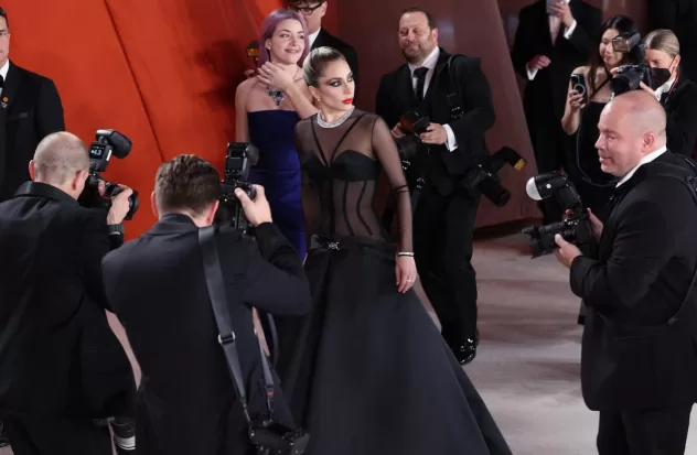 Do they pay actresses to wear signature dresses at the 2024 Oscars?
