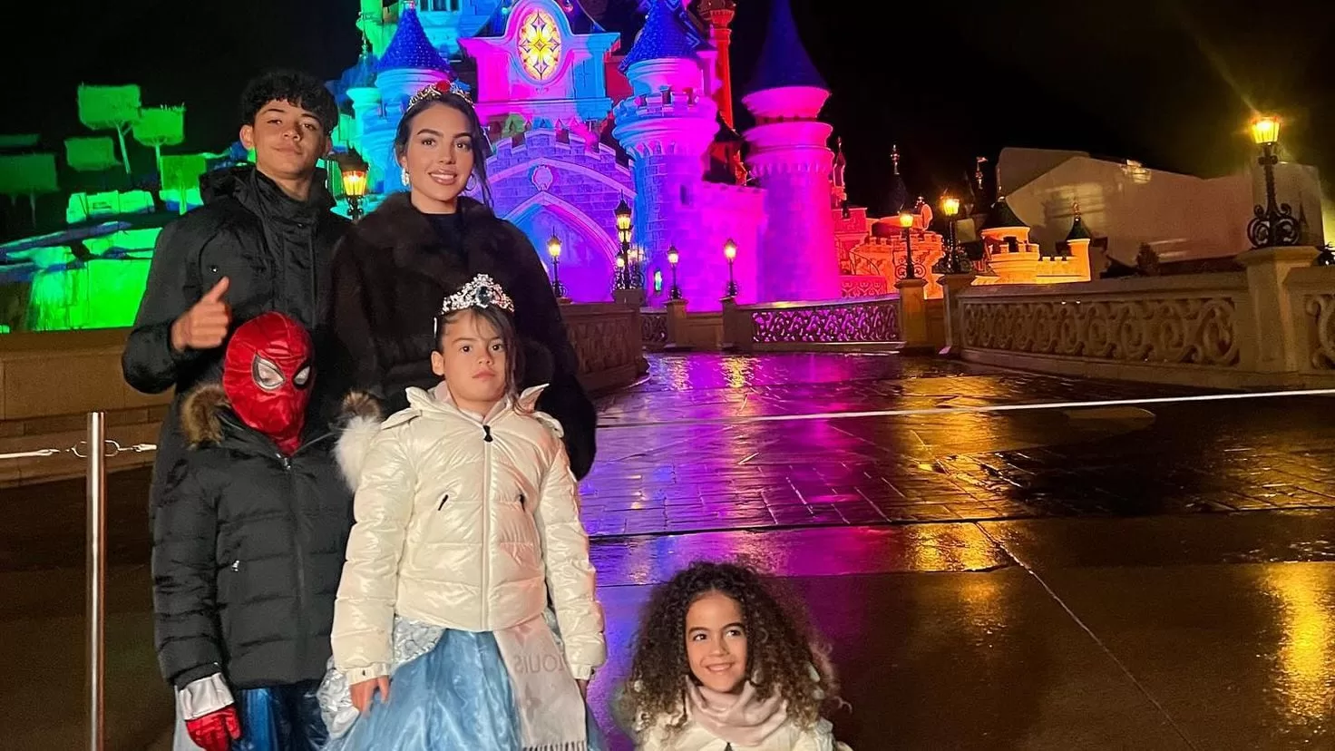 Georgina's vacation without Cristiano at Disneyland
