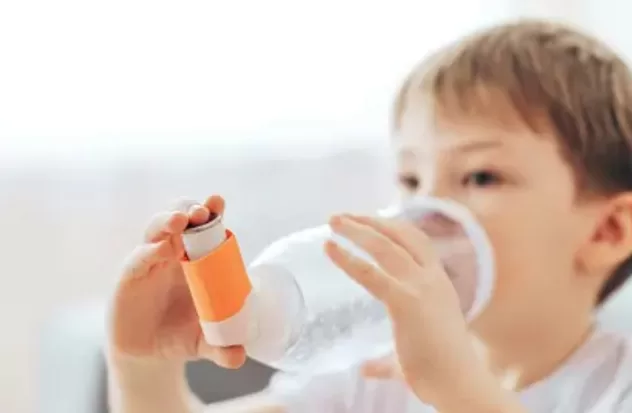 How does polluted air affect children with asthma?
