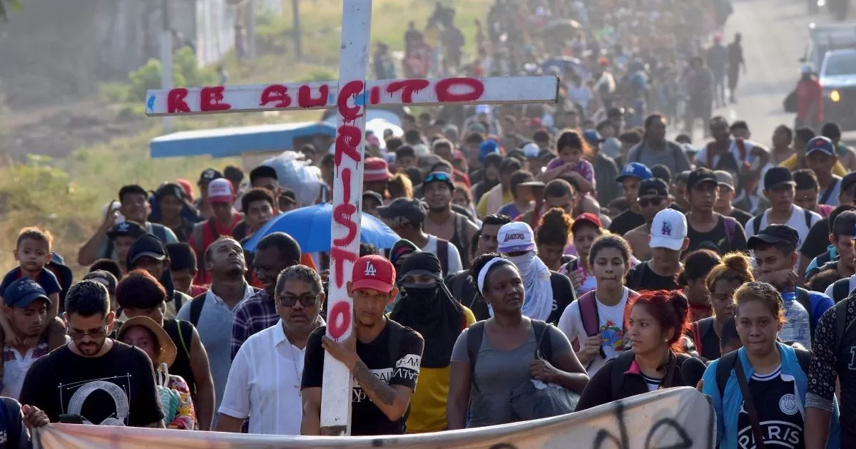 Hundreds of migrants leave the southern border from Mexico to the US in a caravan
