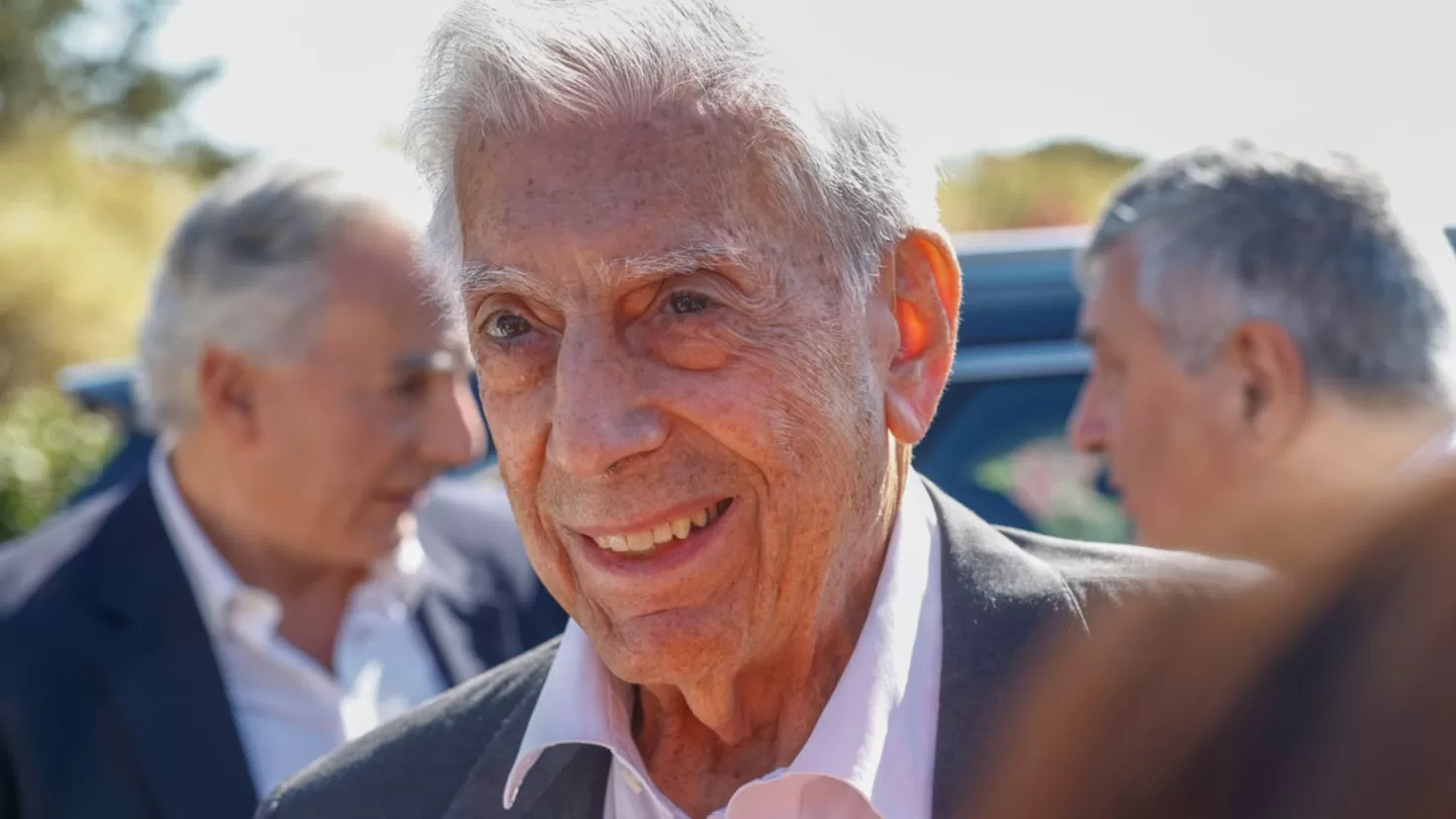 Mario Vargas Llosa reappears after doubts about his state of health
