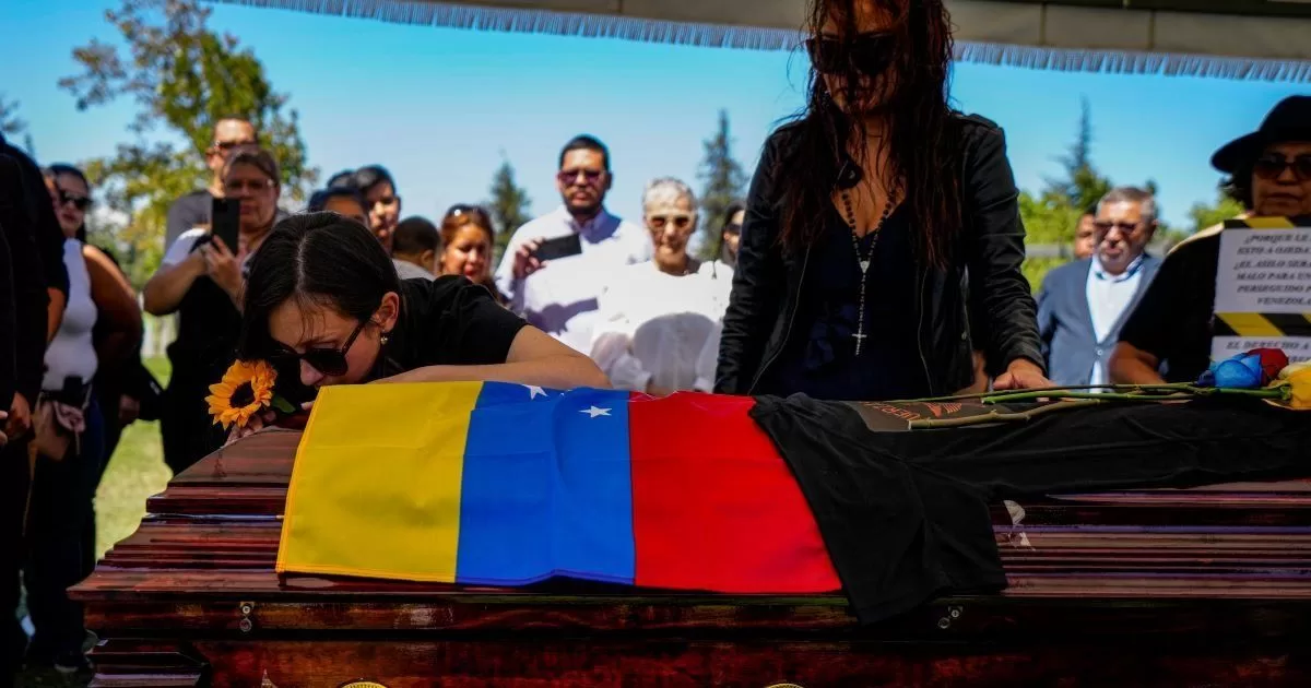 Relatives of a former Venezuelan soldier kidnapped and murdered in Chile bid him farewell in an intimate funeral
