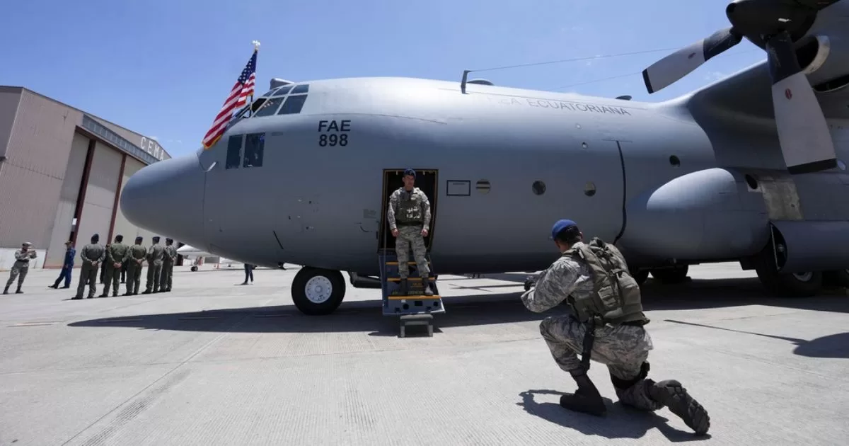 The US donates a military plane to Ecuador to fight against narcoterrorism
