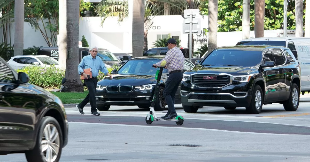 The streets are hot, two injured in accident involving a scooter in Doral

