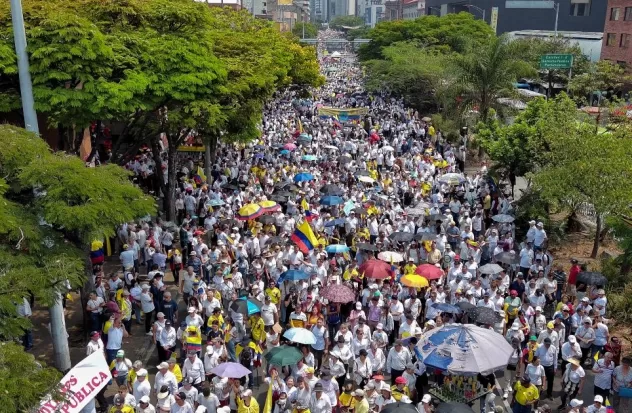Thousands of people protest against Gustavo Petro's policies
