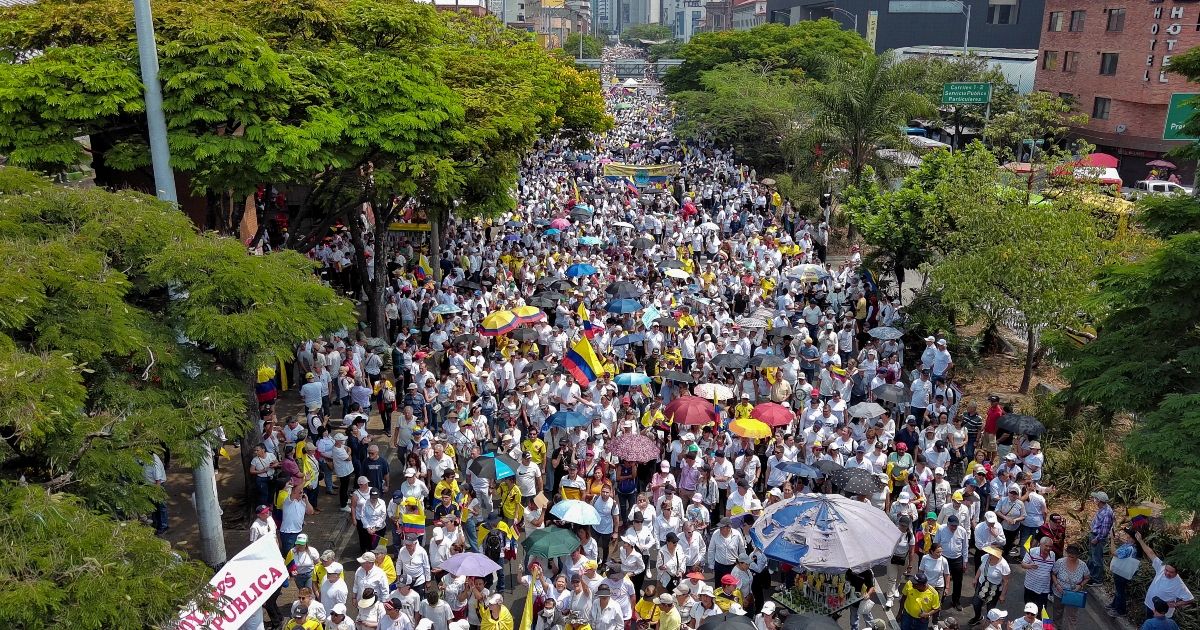 Thousands of people protest against Gustavo Petro's policies
