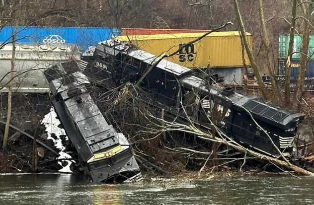  Train derails in Pennsylvania;  wagons fall on the river bank

