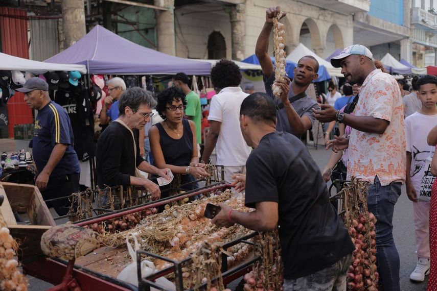 Customers gathered around a cart of garlic at a street market in Havana, Cuba, on Saturday, March 16, 2024. For 60 years, the supply book was the mainstay of food on the island.  But things have changed and in the latest protests the protesters' slogan was “current and food” in reference to the recurring blackouts and food shortages. 