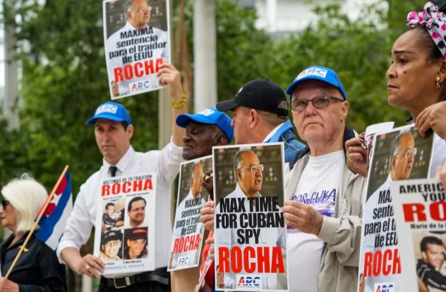 Cuban exiles hold vigil to demand maximum sentence against spy Rocha