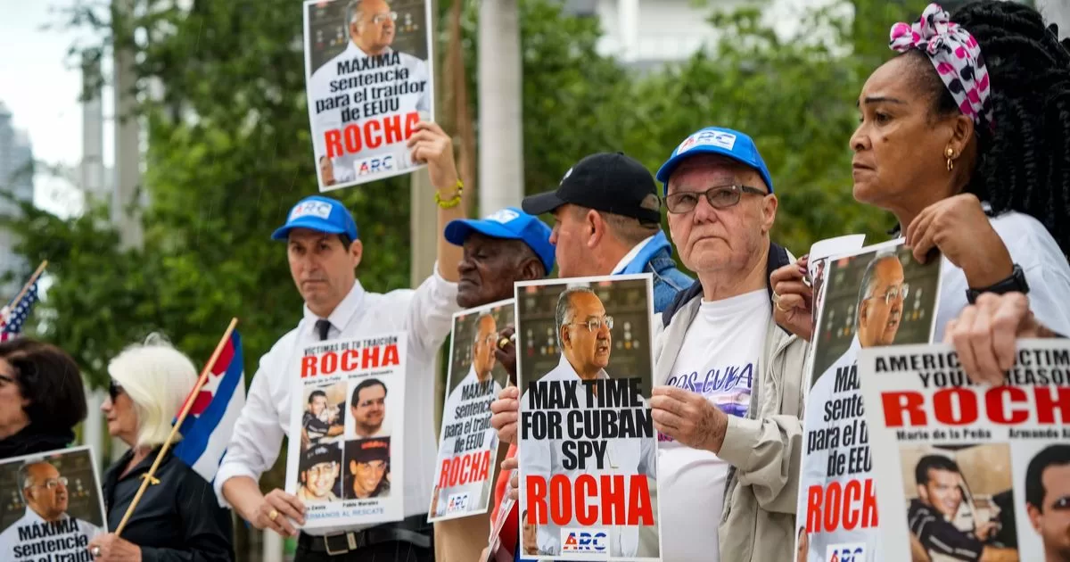 Cuban exiles hold vigil to demand maximum sentence against spy Rocha
