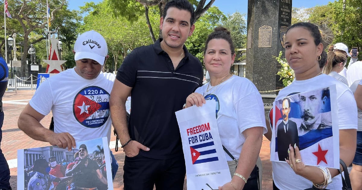 Cubans with I220-A in Miami carry out a walk in support of the Cuban people
