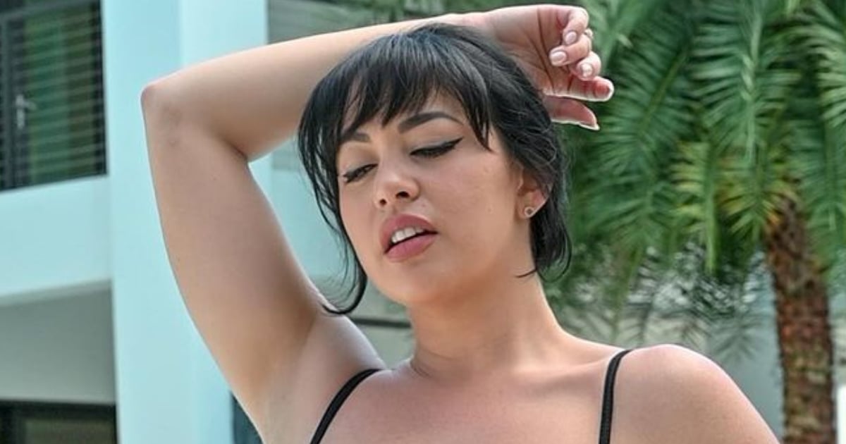  How hot!  Imaray Ulloa shows off her curves while he opens a bottle of champagne in a bikini
