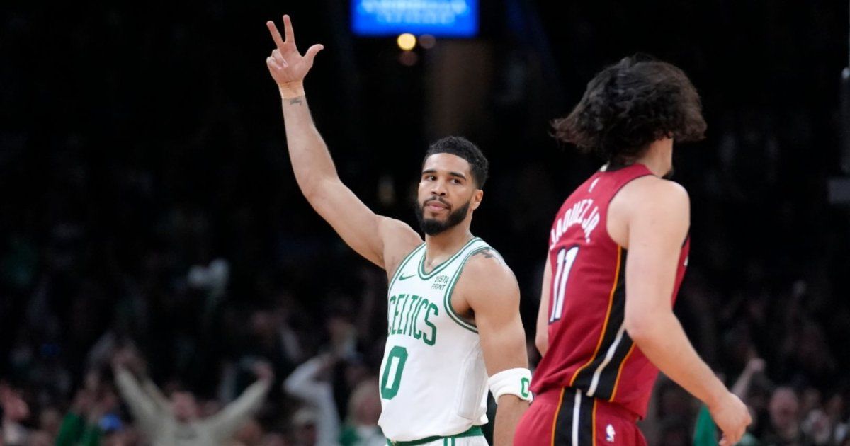 Miami Heat falls in the first game against the Boston Celtics
