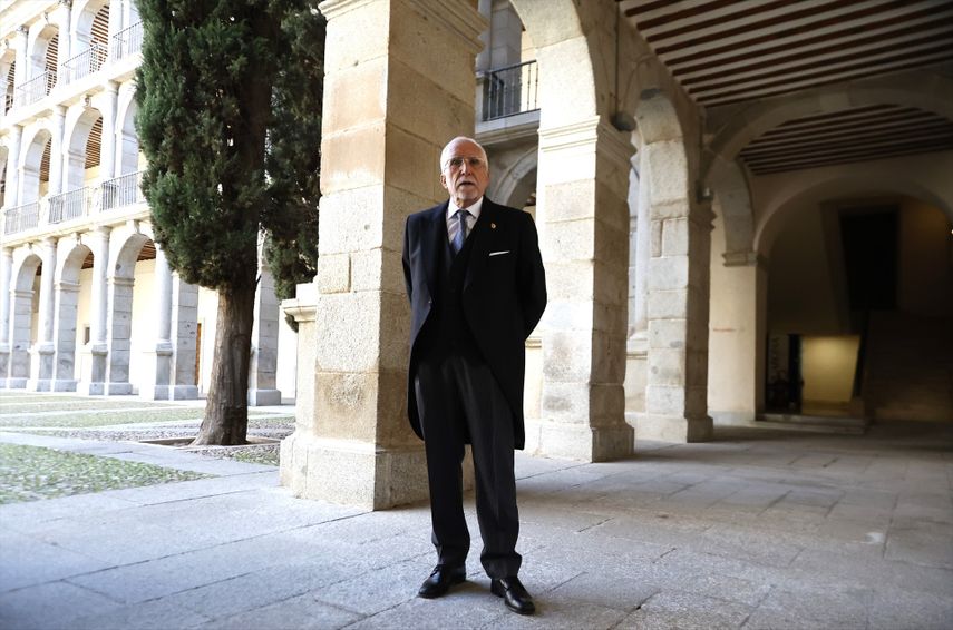 The writer Luis Mateo Dez upon his arrival at the presentation of the 2023 Miguel de Cervantes Prize in the auditorium of the University of Alcal, on April 23, 2024, in Alcal de Henares (Spain). 