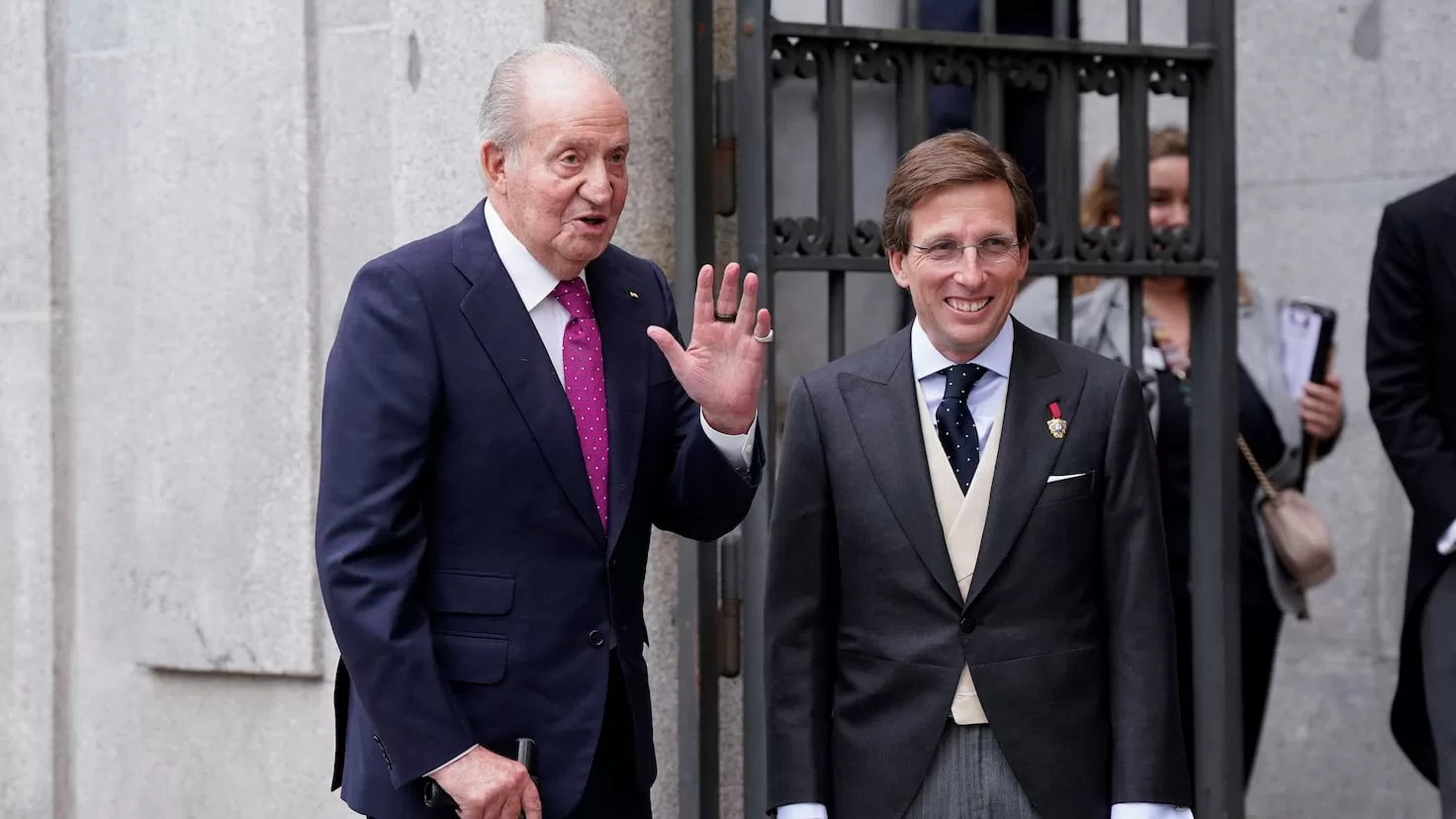 What relationship is there between Teresa Urquijo and King Emeritus Juan Carlos I?
