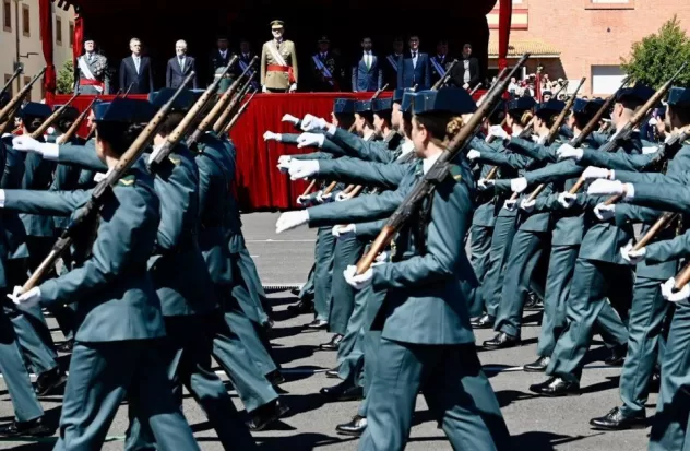 more than 2,000 Civil Guard students swear the flag before King Felipe VI
