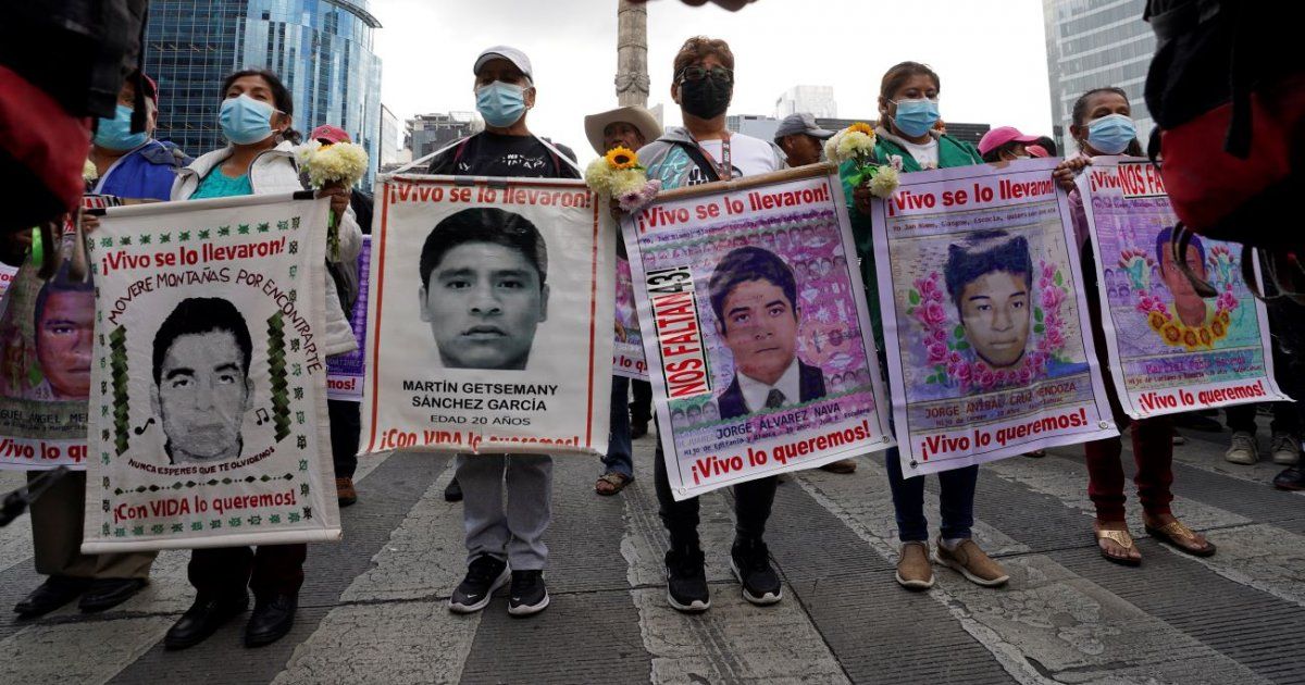 Ayotzinapa students attack the Presidential Palace of Mexico
