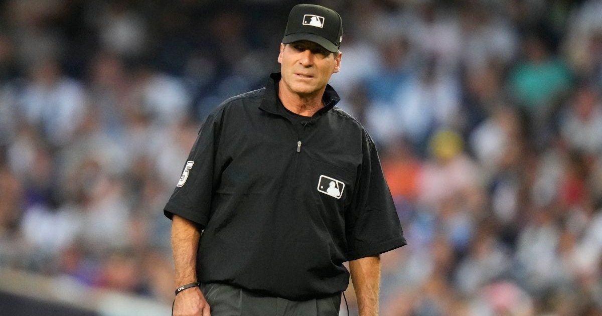 Controversial umpire of Cuban origin announces his retirement from the MLB
