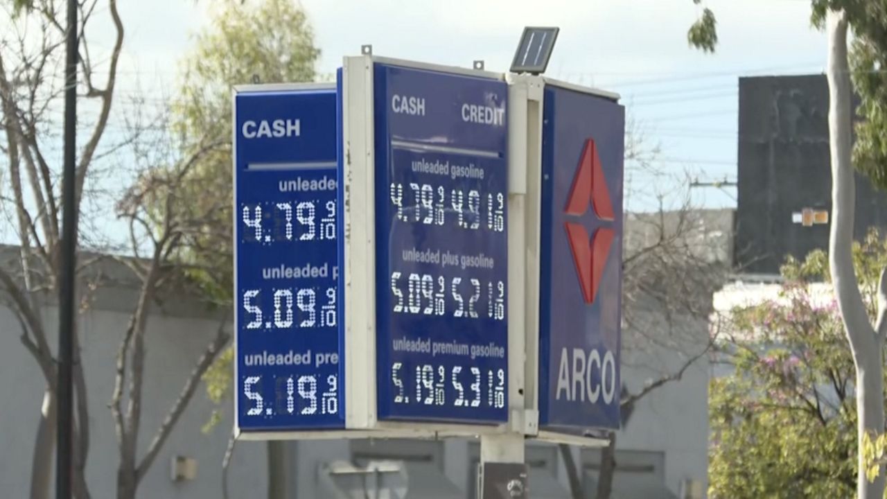 Democrats investigate possible fraud in gasoline prices
