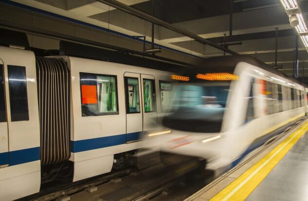 How much does a Madrid Metro train driver earn and what are the requirements to be a driver?
