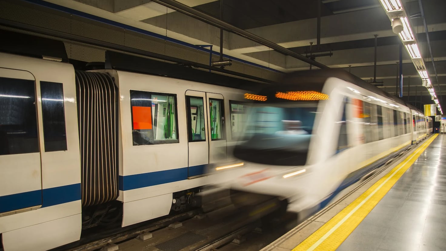How much does a Madrid Metro train driver earn and what are the requirements to be a driver?
