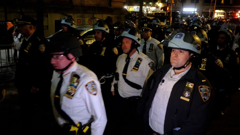 Police enter the Columbia University campus
