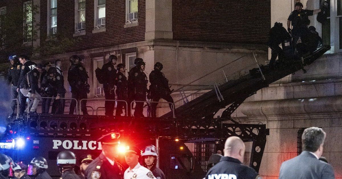 Riot police intervene after acts of vandalism at Columbia University
