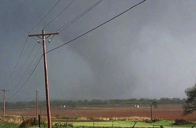 Tornado hits Oklahoma town amid strong storms