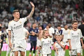 Kroos, accompanied by his children, says goodbye to the Bernabu.