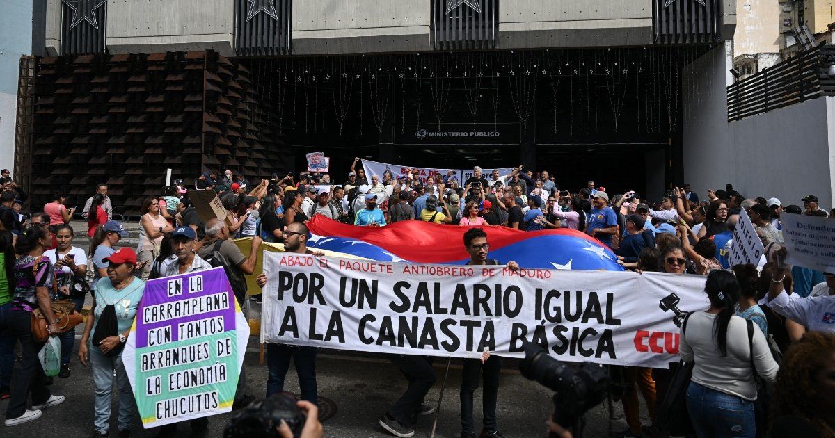 Venezuelan workers celebrate their day with the lowest salary

