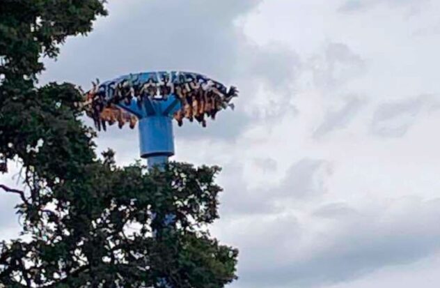 28 people trapped in amusement park ride rescued in Oregon
