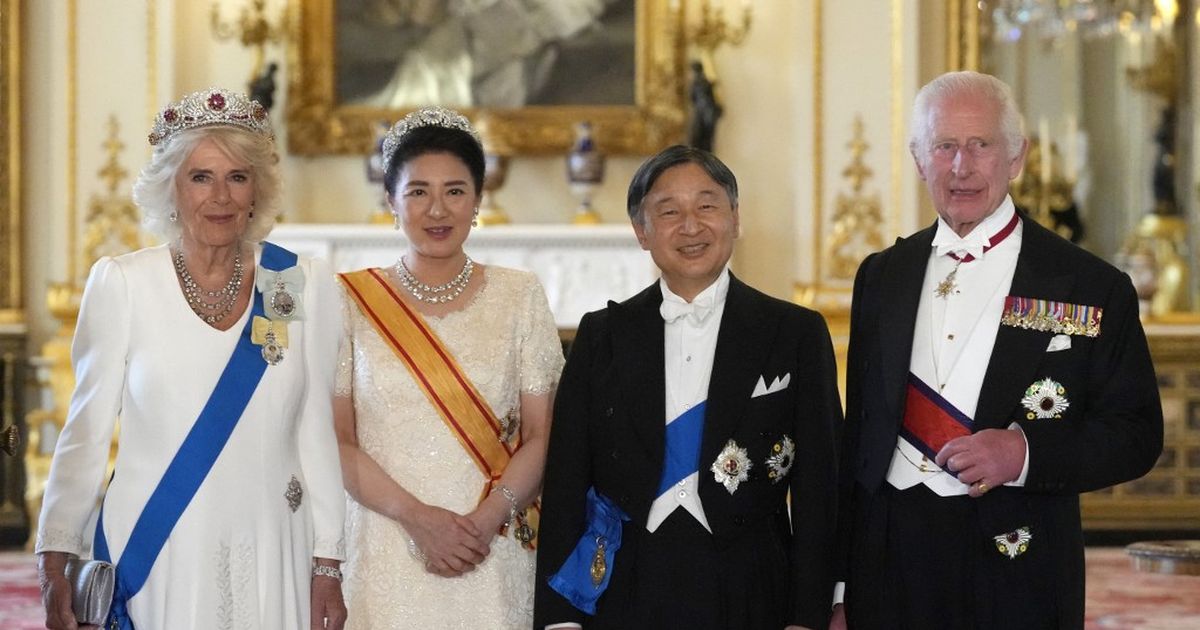 Charles III receives the Japanese Emperor Naruhito and his wife at Buckingham
