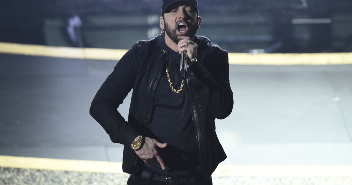 Eminem returns with premiere of the song Houdini
