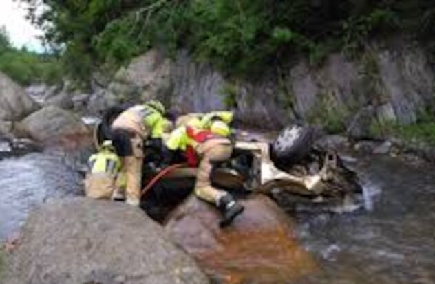 Firefighters rescue three bodies in the river after their car fell into a ravine
