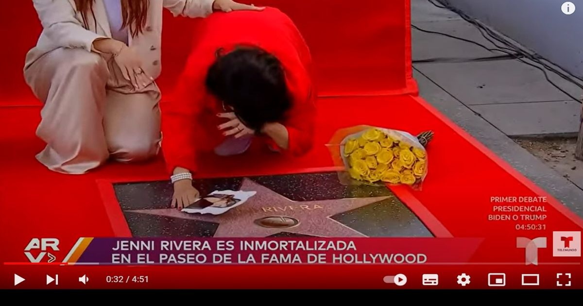 Jenni Rivera's mother cries inconsolably at the unveiling of her posthumous star
