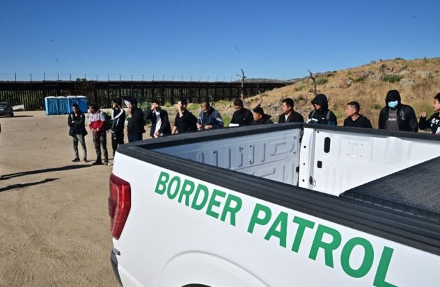 Migrants defy closure of the US border, despite restrictions
