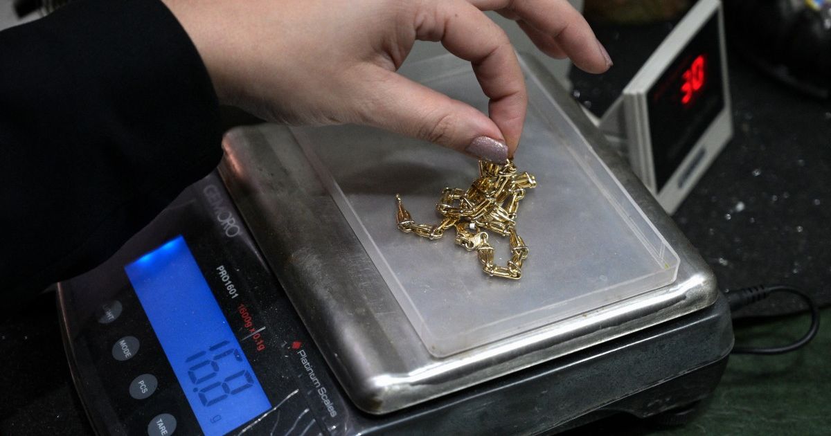 Sales of family jewelry increase in Argentina to survive the crisis
