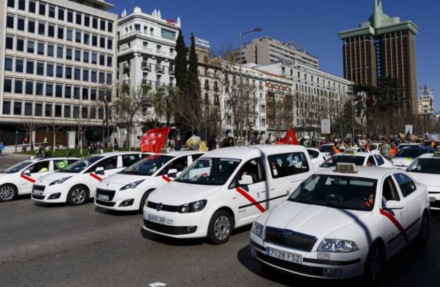 The reason why Madrid taxis are white and have a red line on the door
