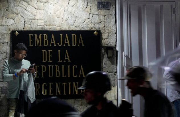 Argentine government condemns harassment of its diplomatic headquarters in Caracas
