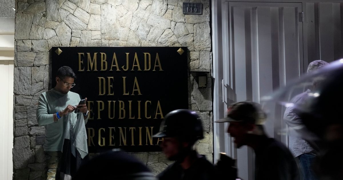 Argentine government condemns harassment of its diplomatic headquarters in Caracas