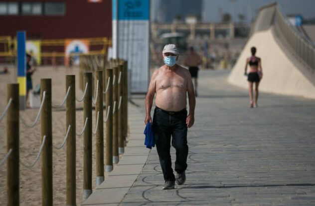 Can I be fined for walking around the street without a shirt or in a swimsuit? This is what the law says in Spain
