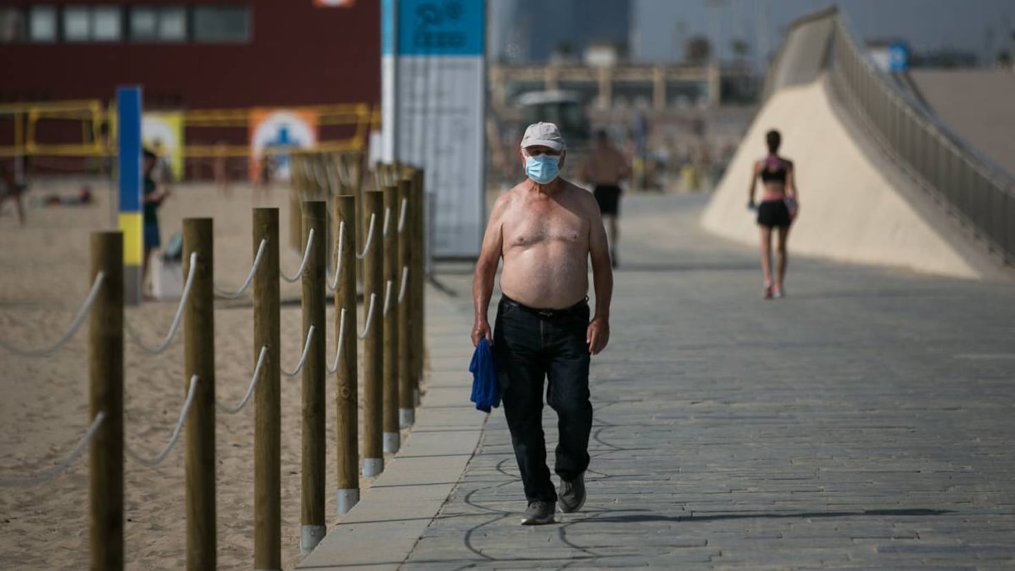Can I be fined for walking around the street without a shirt or in a swimsuit? This is what the law says in Spain
