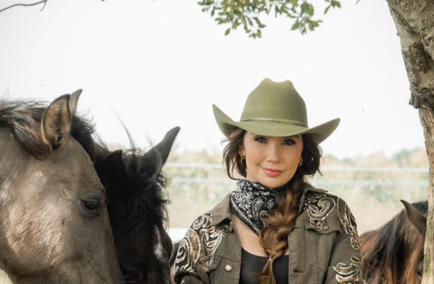 Colombian Paola Jara releases the song Uno se cura

