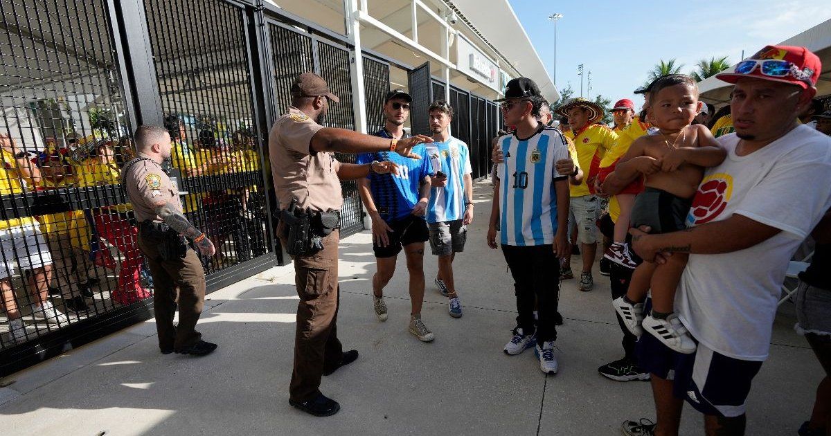 Lack of control outside the stadium allows thousands of people to enter the Copa America final without tickets