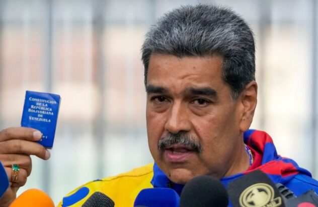 Maduro claims to respect the CNE, but reacts with irritation to possible electoral defeat
