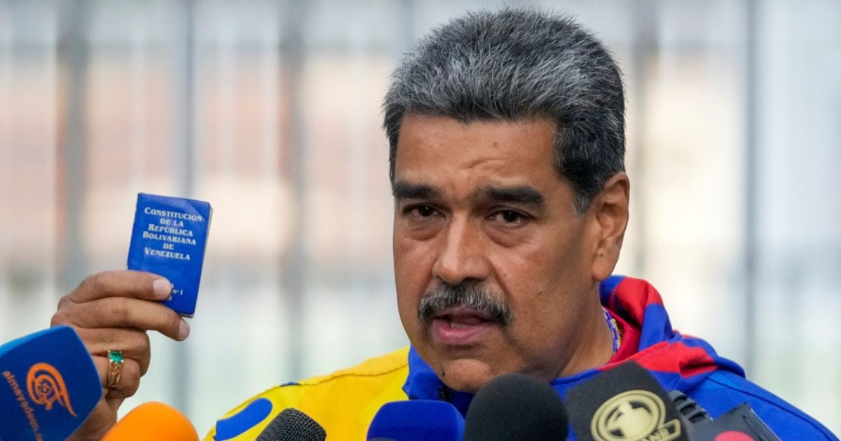 Maduro claims to respect the CNE, but reacts with irritation to possible electoral defeat